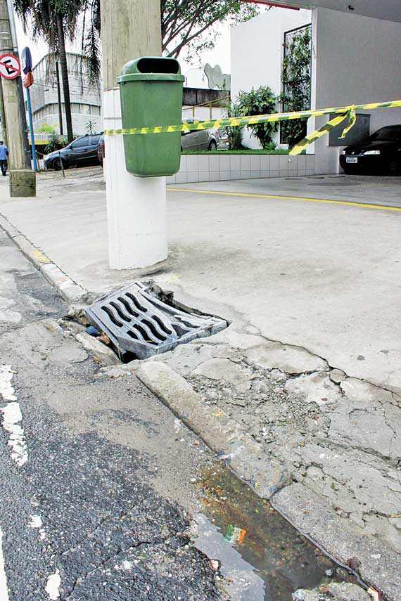 Cratera em sarjetão na Rua Miramonte