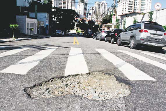 Freire de Andrade tem buraco na faixa de pedestres