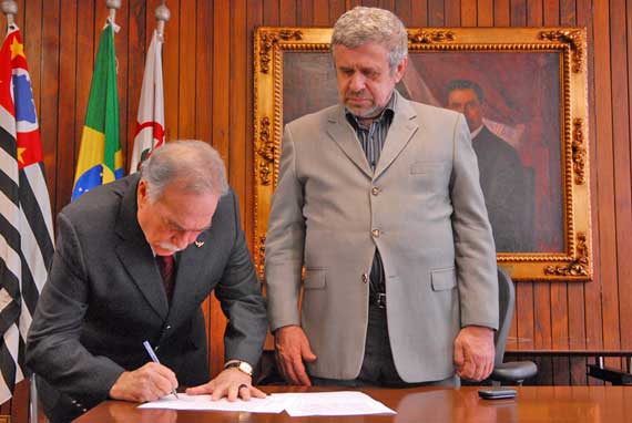 CÂMARA MUNICIPAL – Toninho Paiva assume cadeira