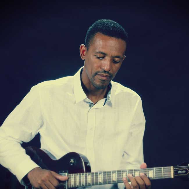 Daniel Souza apresenta novo CD