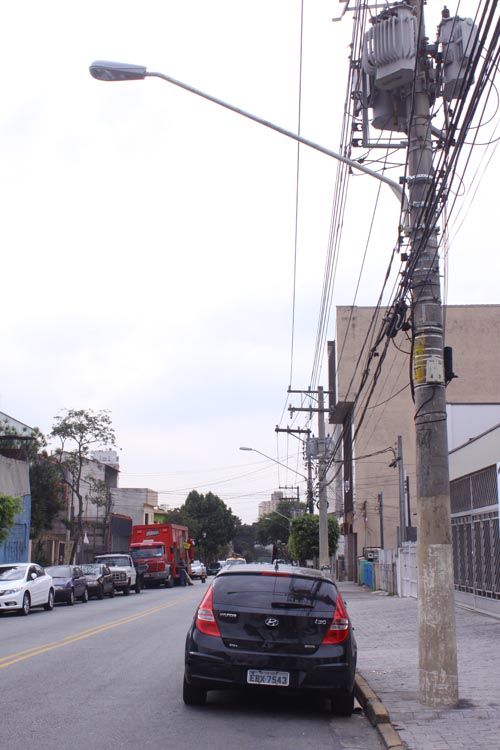 TATUAPÉ – Algumas ruas receberam novos postes e lâmpadas. Outras não