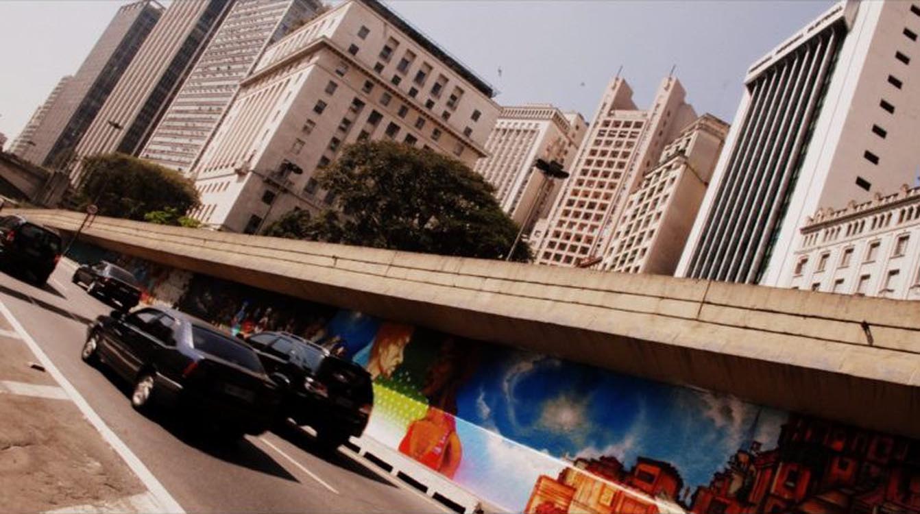 Grafiteitos podem revitalizar muros em Itaquera