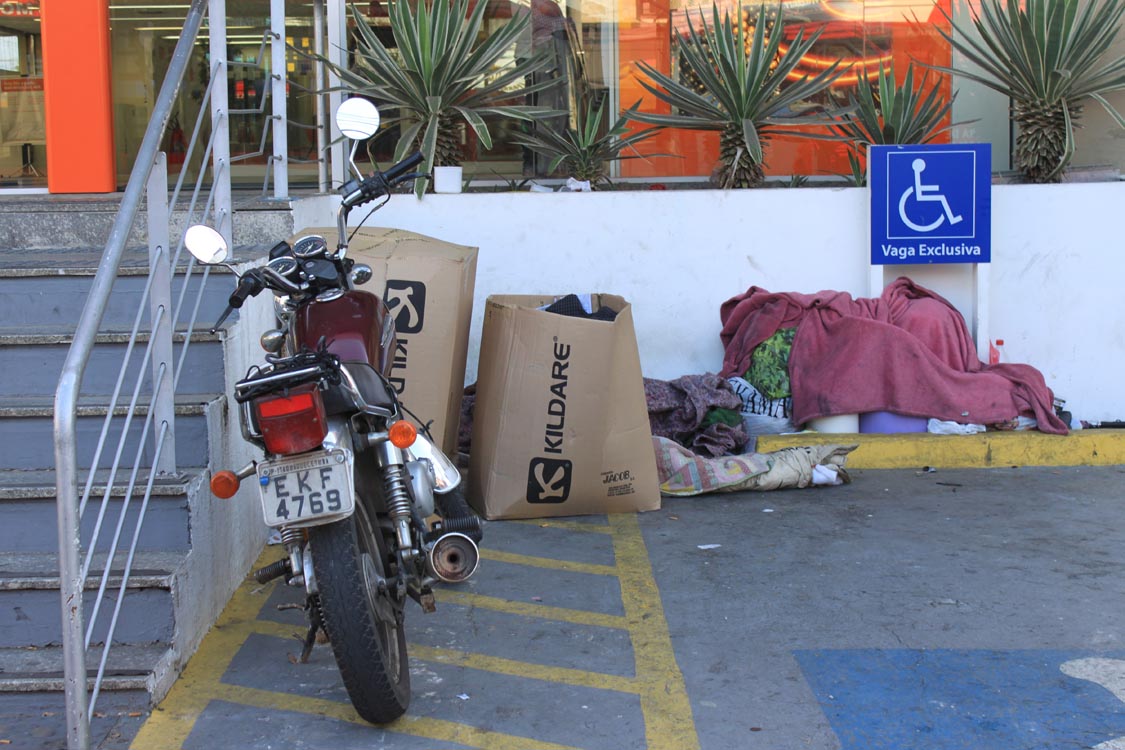 Fachadas de bancos também são usadas como moradia