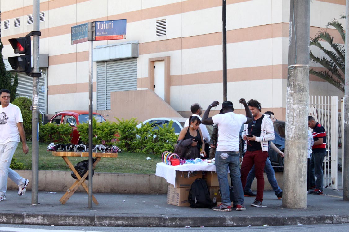 Camelôs estão de volta e Pça. Silvio Romero se deteriora