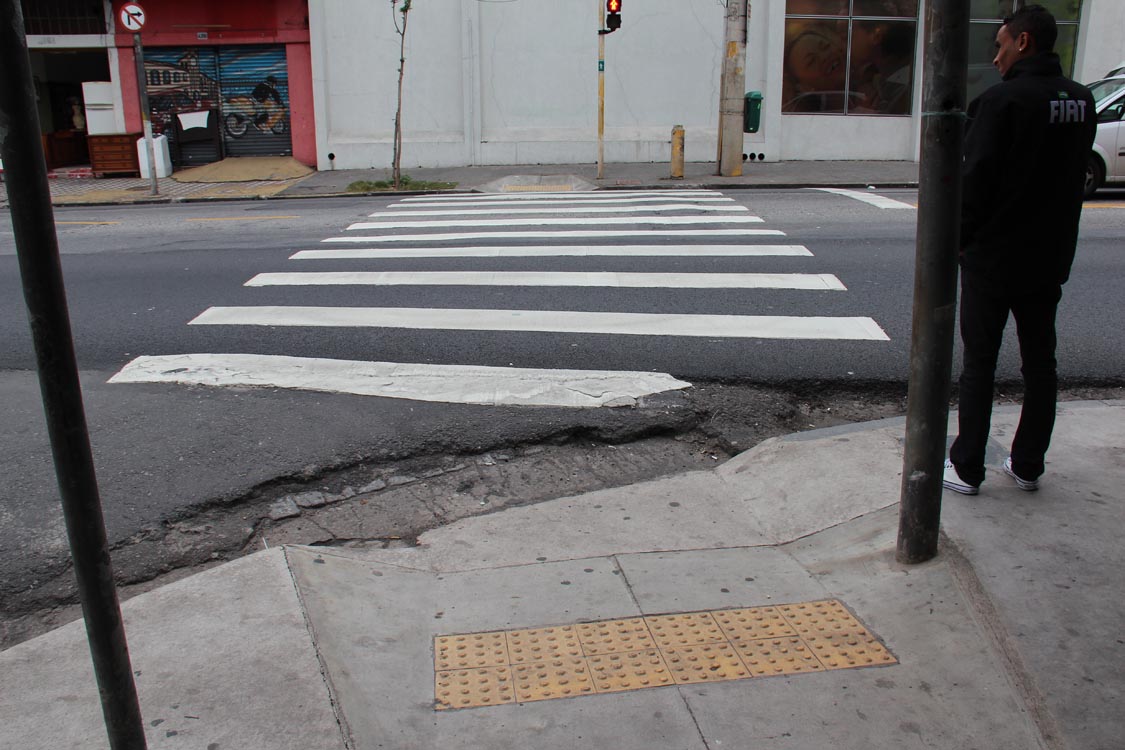 AV. CELSO GARCIA – Asfalto desnivelado prejudica