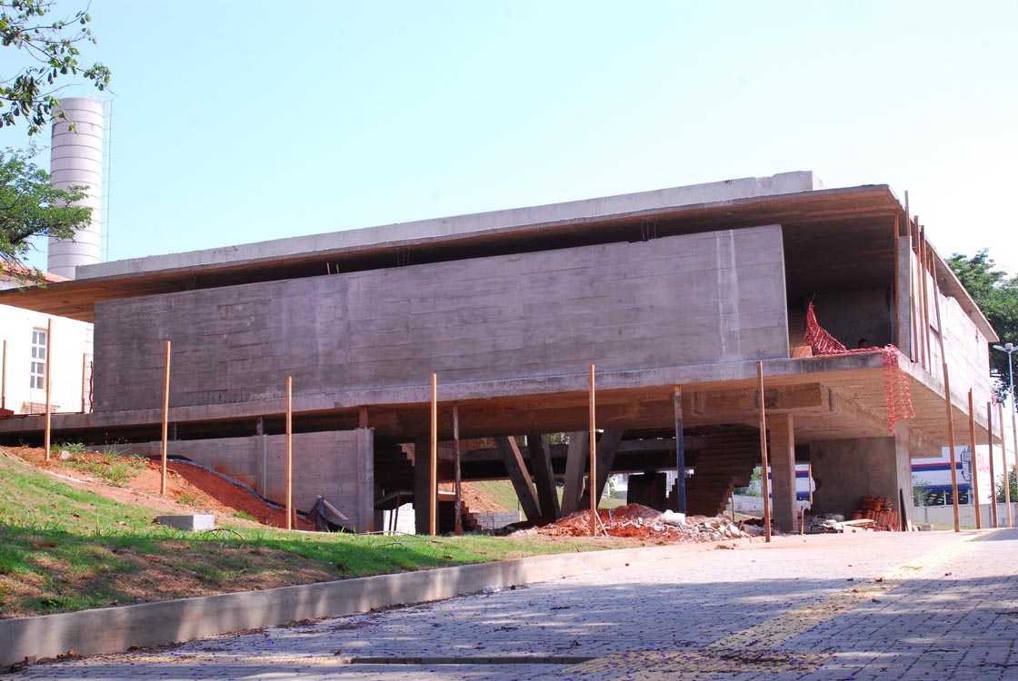EMBARGADA – Obra de biblioteca em Itaquera está parada há quatro meses