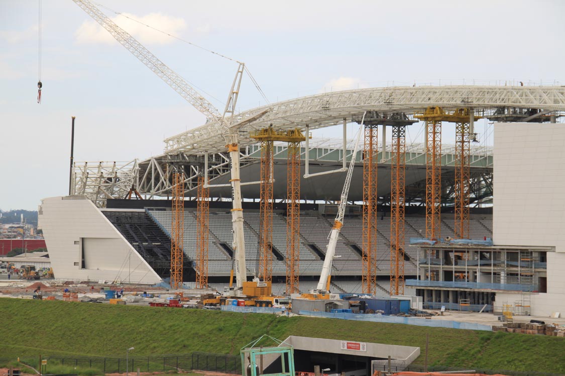 Copa 2014 Arena Corinthians: guindaste é removido do local do acidente