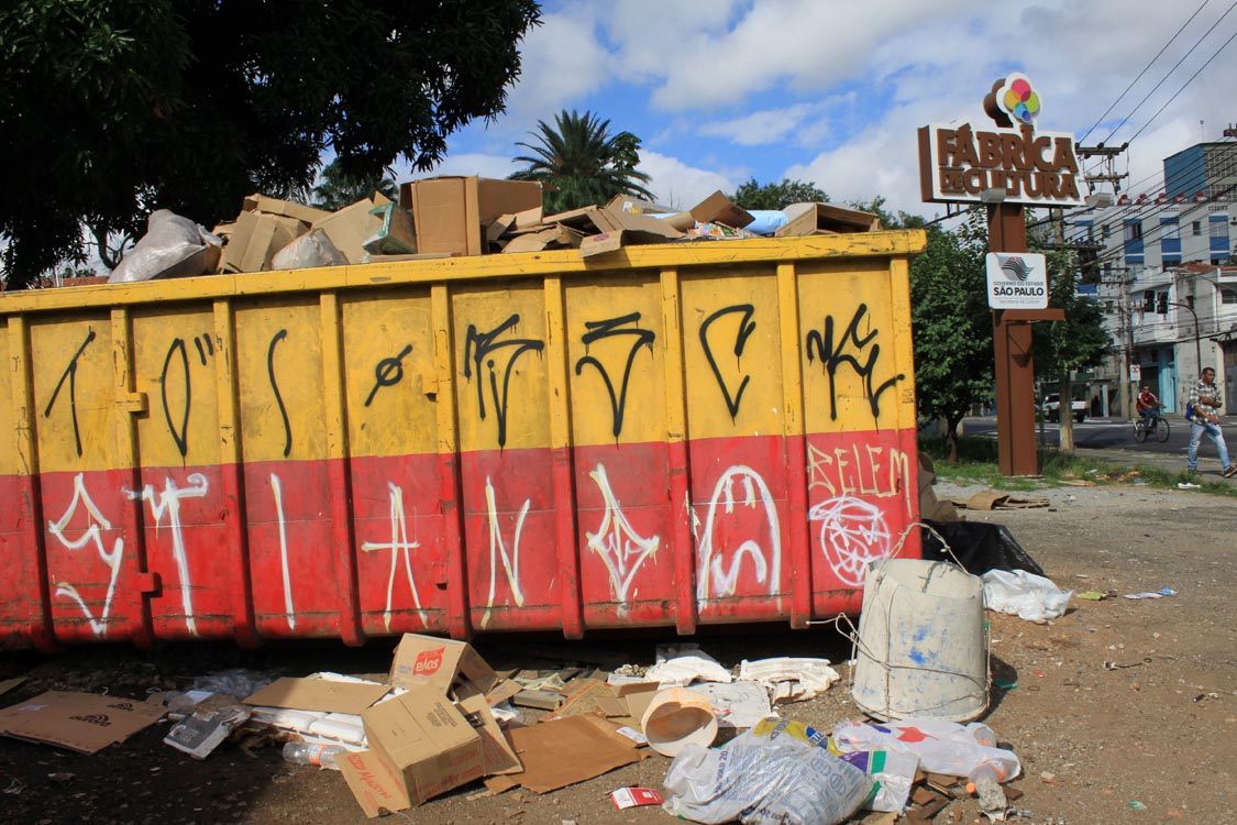 ‘Calçada de Fábrica de Cultura vira depósito’ Diretor responde