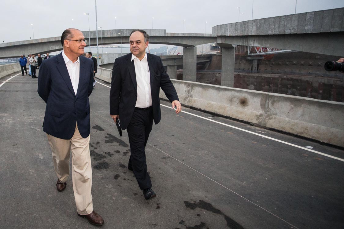 O governador Geraldo Alckmin concede coletiva de imprensa para anunciar a liberação da interligação Norte-Sul e os viadutos do Complexo Viário Polo Itaquera. O novo sistema viário integra a Radial Leste às regiões norte e sul de Itaquera. Na foto Laurence Casagrande diretor presidente da DERSA Data: 19/05/2014. Local: Itaquera/SP. Foto: Vagner Campos/A2 FOTOGRAFIA