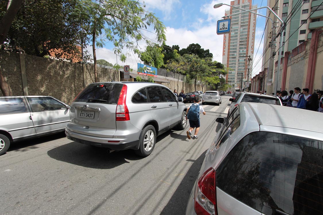Embarque e desembarque e desrespeito em frente a escola