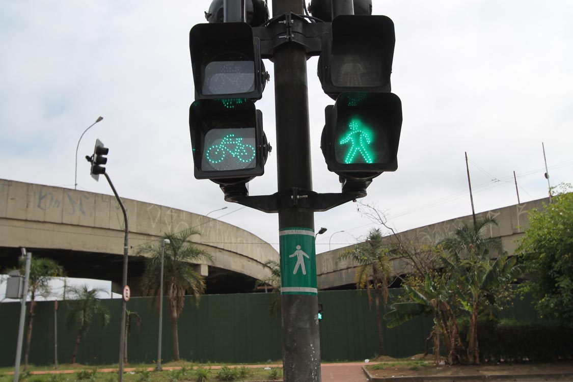 CICLOVIA RADIAL LESTE: Ganha semáforo, mas tem buraco
