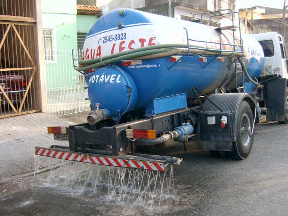 Caminhões-pipa são solicitados