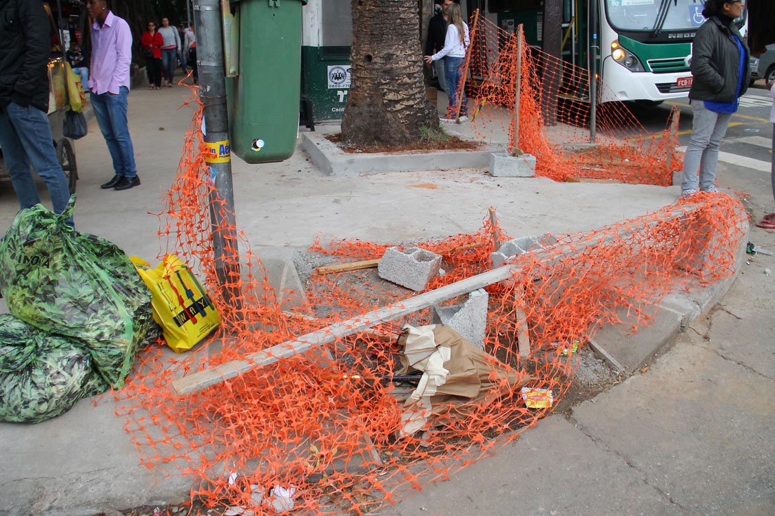 PRAÇA SANDOVAL DE FIGUEIREDO: Reforma causa transtornos