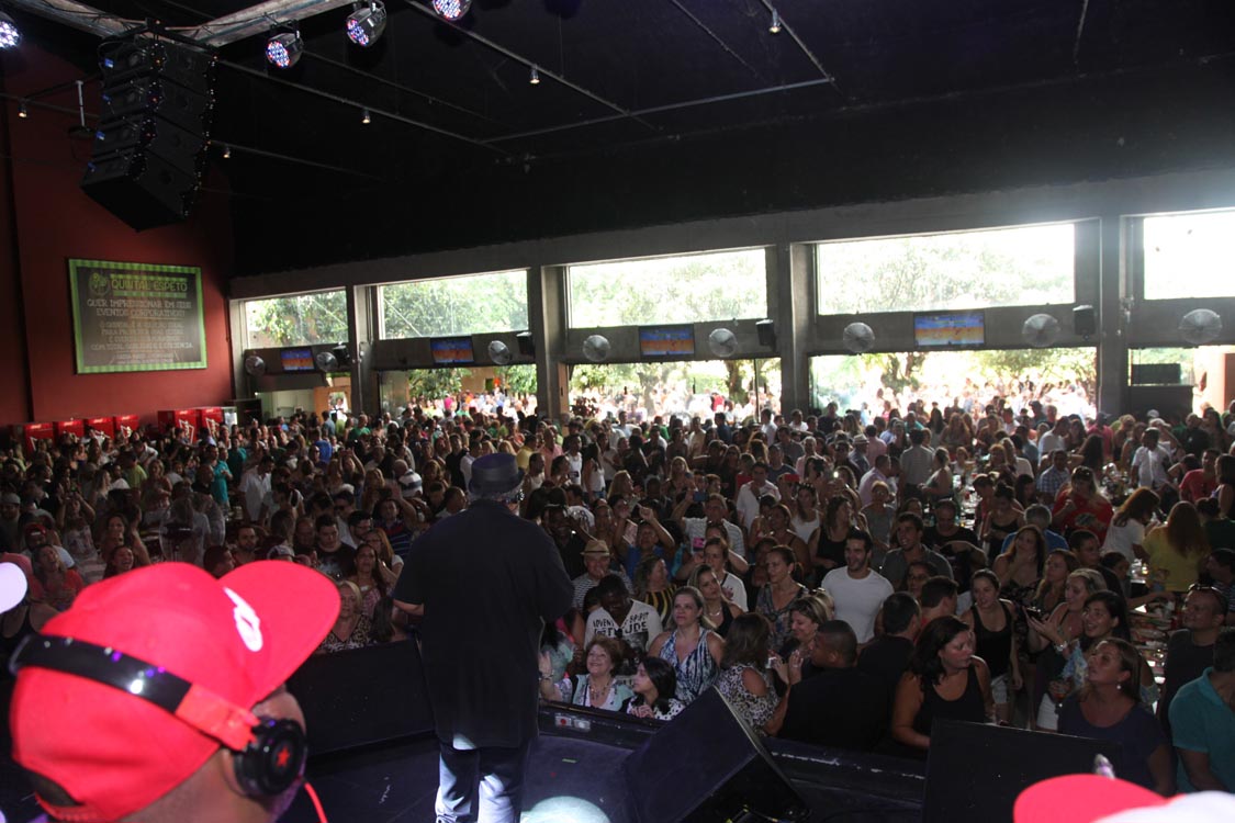 Jorge Aragão agita o Quintal do Espeto