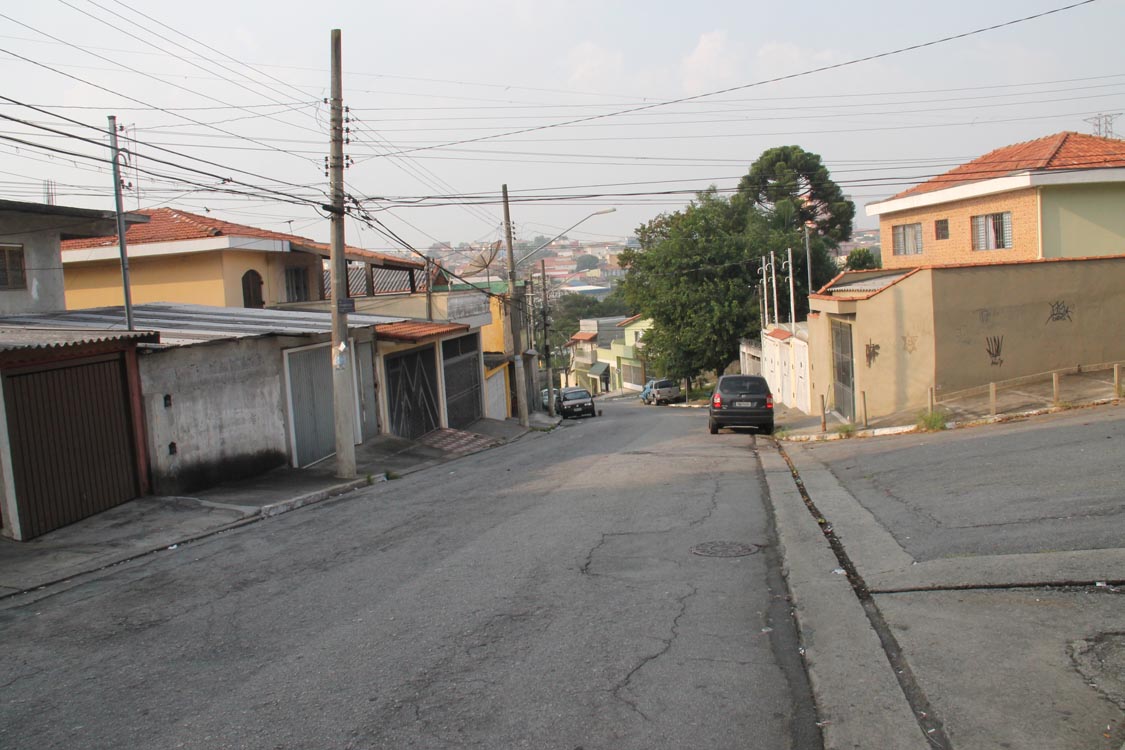 Moradores esperam Sabesp