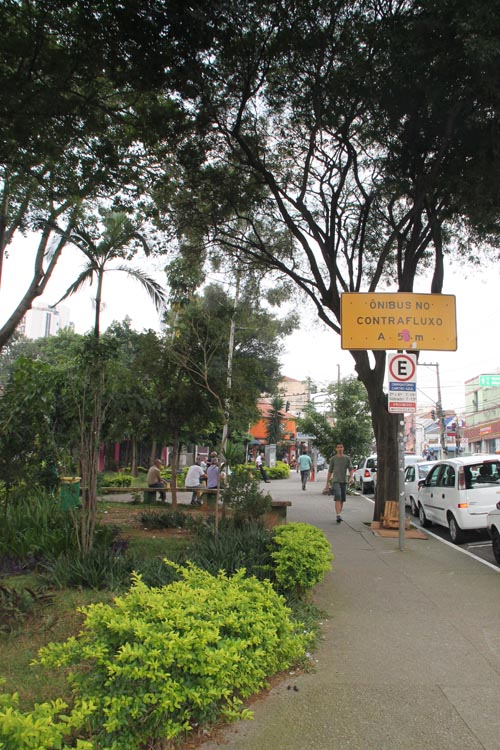 ILUMINAÇÃO – Praça é insegura à noite