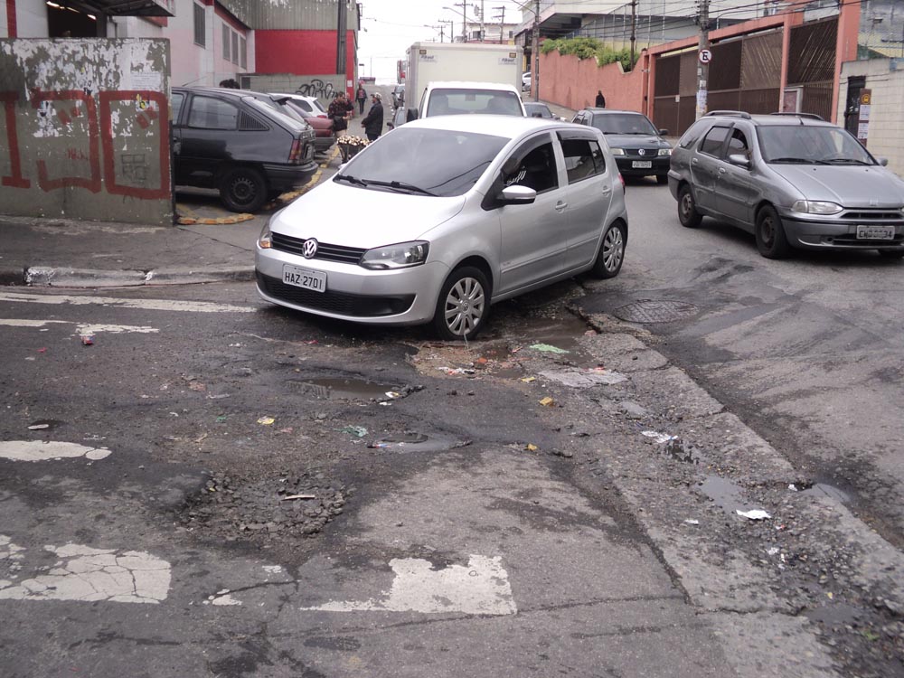 OBRAS EM ITAQUERA – Sarjetões dificultam motoristas