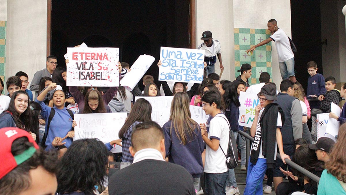 VILA SANTA ISABEL – Estudantes fazem protesto