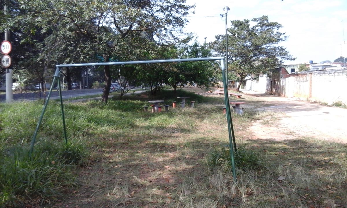 CADÊ A PREFEITURA? Equipamentos são abandonados