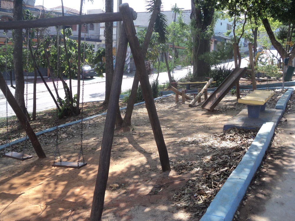 CANGAÍBA – Praça requer manutenção