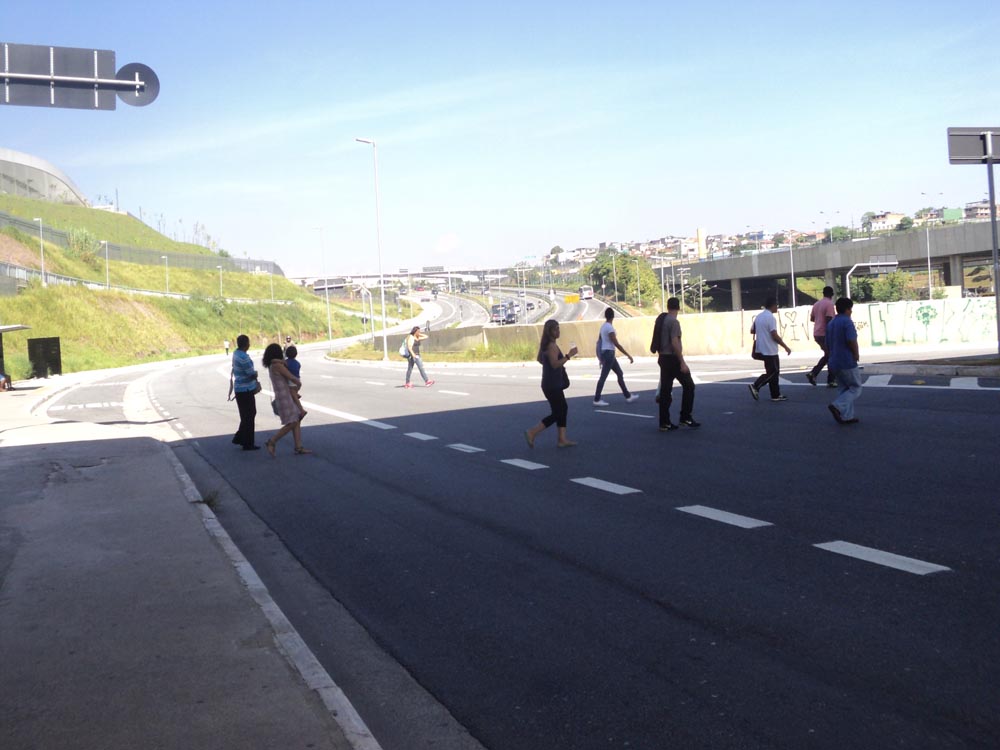 TRAVESSIA IRREGULAR – Nove meses sem solução