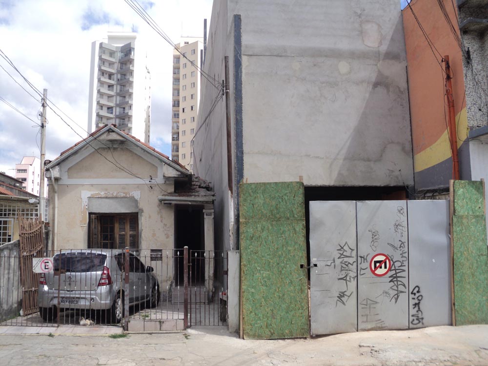 Família critica construção