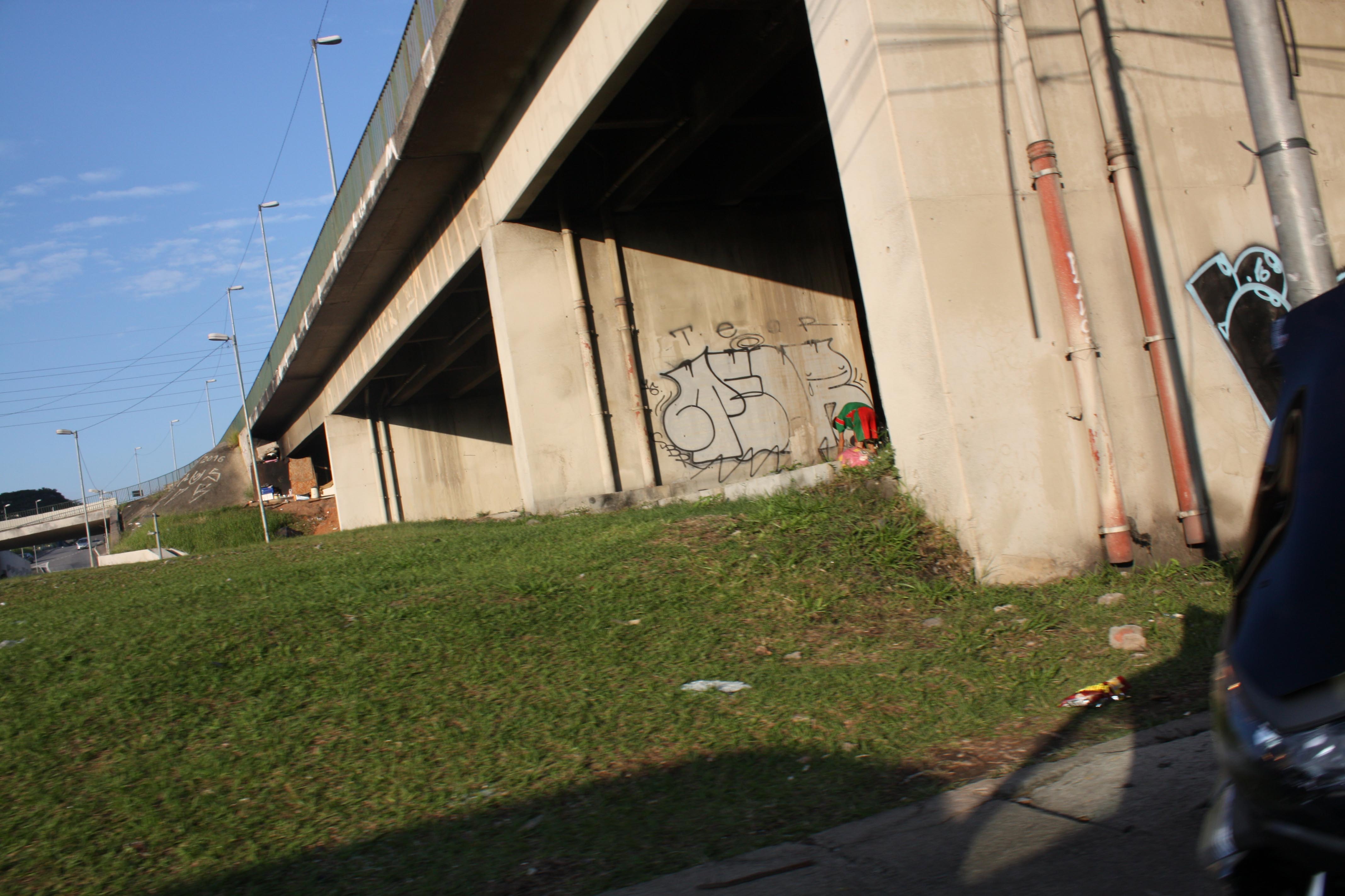 Baixos de viadutos continuam inseguros