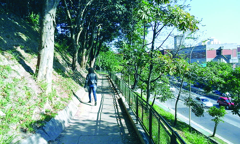 Passagem escura afasta moradores