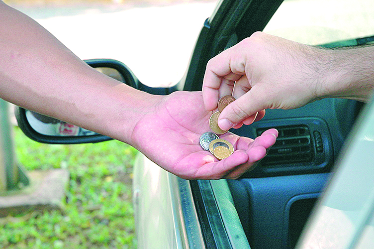 Pedintes se espalham por cruzamentos do Tatuapé