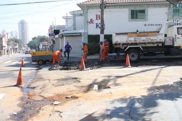Rua Emílio Mallet segue parcialmente interditada