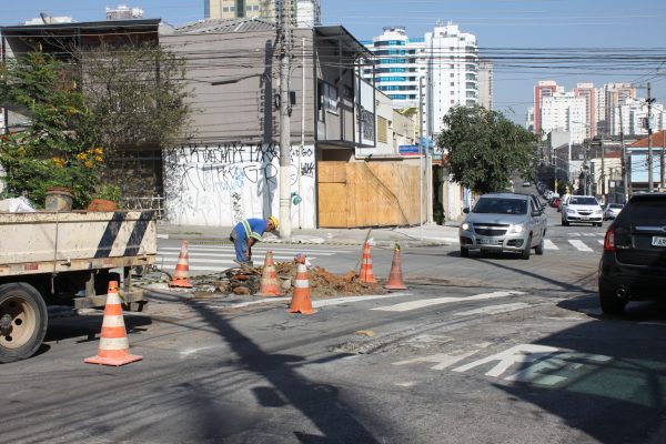 Afunilamento de pista na Rua Emílio Mallet