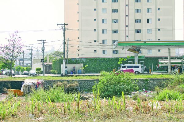 Margens de córregos têm se tornado locais para moradias