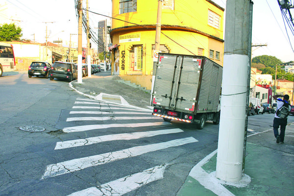 Rua Ipojuca – Motoristas ignoram placa