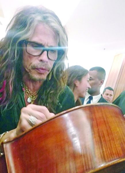 Steven Tyler autografou o instrumento de Abner