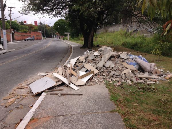 Depois de limpo, local volta a receber entulho