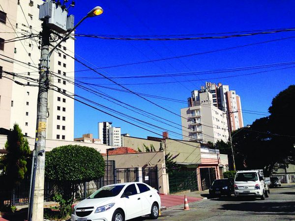 Luzes acesas durante o dia na Rua Reboujo
