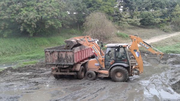 Penha – Limpeza de Piscinão ajuda a evitar enchentes