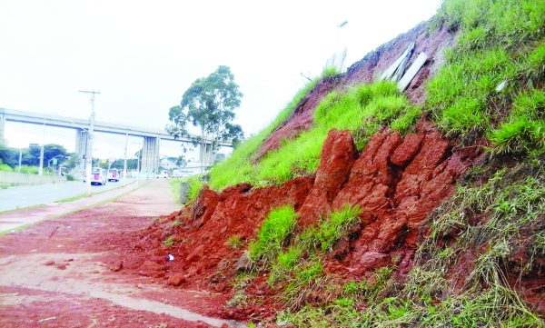 Terreno desbarranca em Itaquera