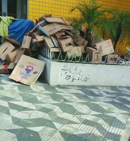 Sujeira na Rua Ivaí e na Avenida Celso Garcia