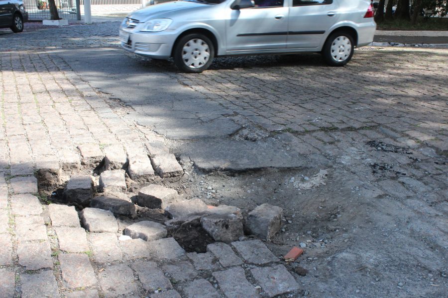 Zeladoria: nem os paralelepípedos estão aguentando