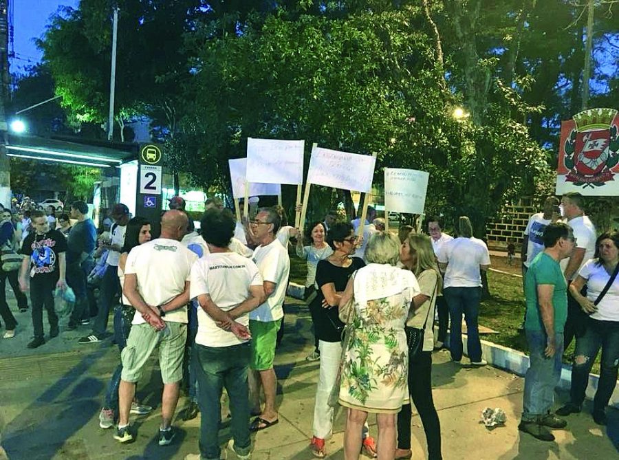 Moradores fazem manifestação na Celso Garcia