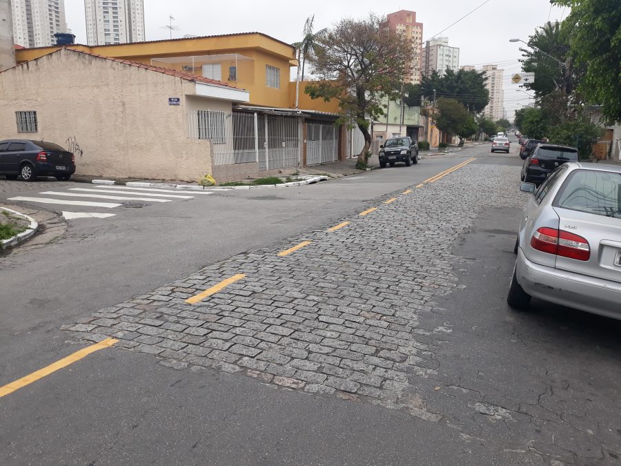 Serra de Botucatu: sinalização sobre paralelepípedos