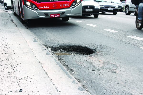 Sem manutenção, Buracos preocupam