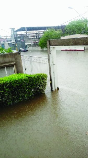 Sem manutenção, Buracos preocupam