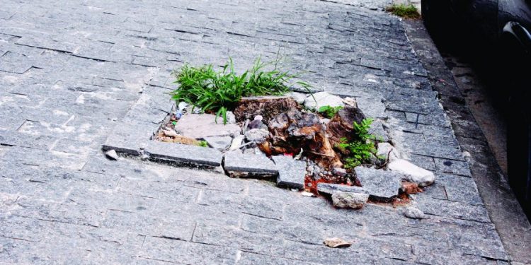 Pedestres sofrem com calçadas em péssimo estado