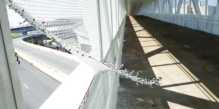 Passarela da Arena Corinthians voltou a sofrer furtos e vandalismo