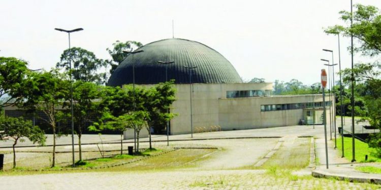 Para os que sonham grande, Planetário do Carmo é a visita perfeita