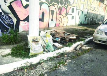 Moradores sujam calçada da Rua Mariano de Souza