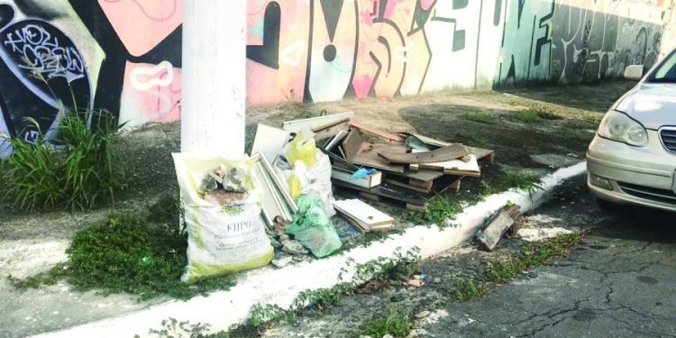 Moradores sujam calçada da Rua Mariano de Souza