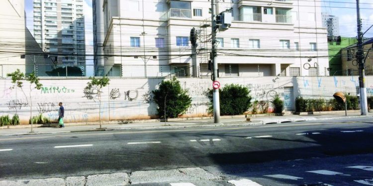 Moradores cobram mais melhorias na Avenida Celso Garcia